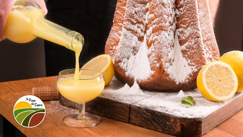 mano che versa la crema di limocello calabrese accompagnata ad un panettone